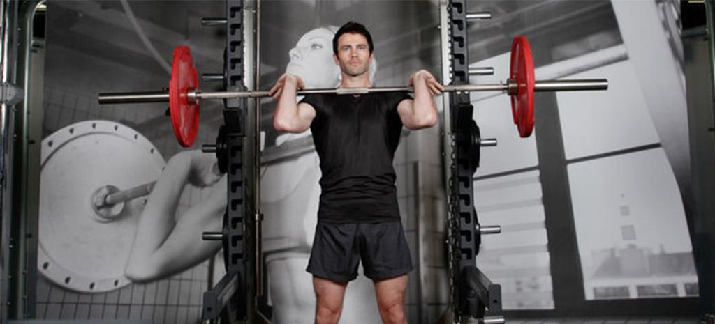 Качаем плечи в тренажерном зале