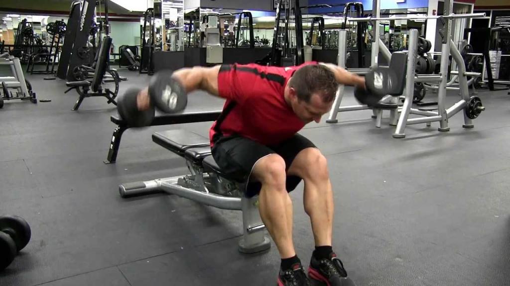 Упражнения для мужчин на плечи