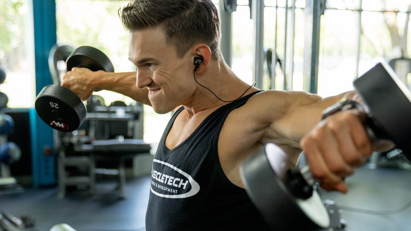 Упражнения для плеч в тренажерном зале