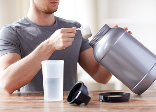 Парень разводит аминокислоты