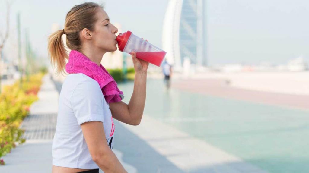 Девушка пьет аминокислоты