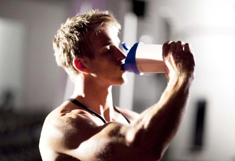 Парень пьет коктейль из казеина