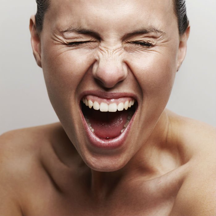 девушка открыла рот