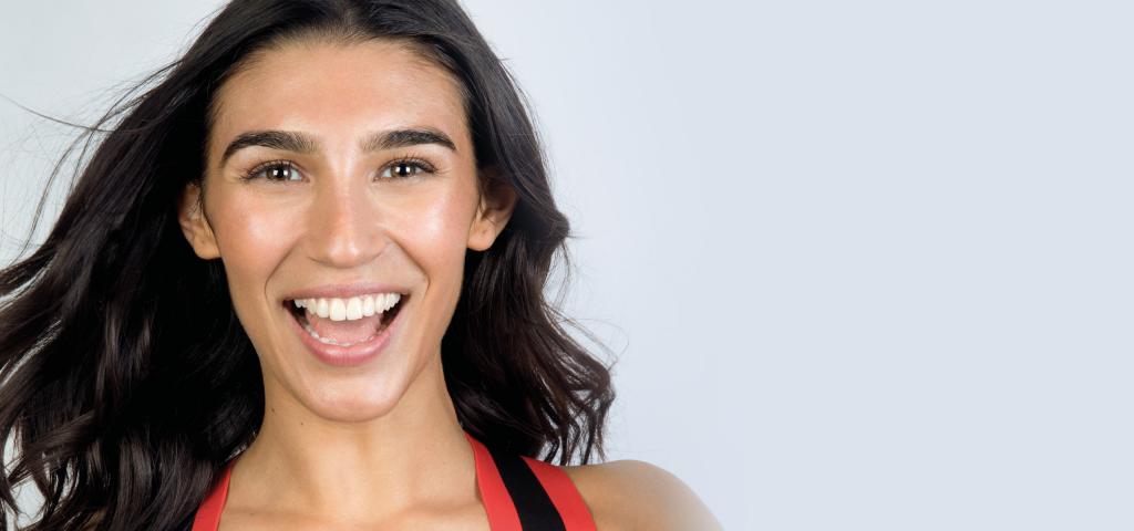 девушка улыбается