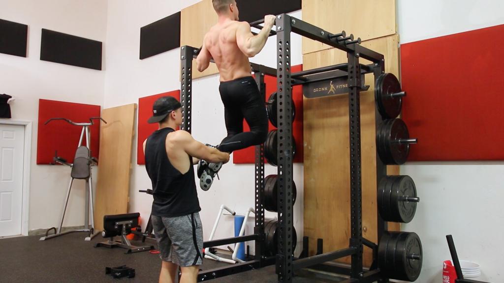 научиться на брусьях подтягиваться