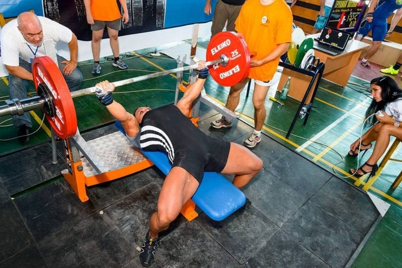 девушка делает русский жим