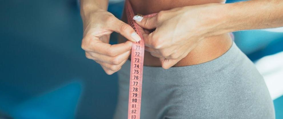 Девушка с тонкой талией.