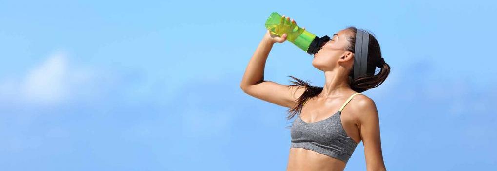 Девушка пьет Л-карнитин.