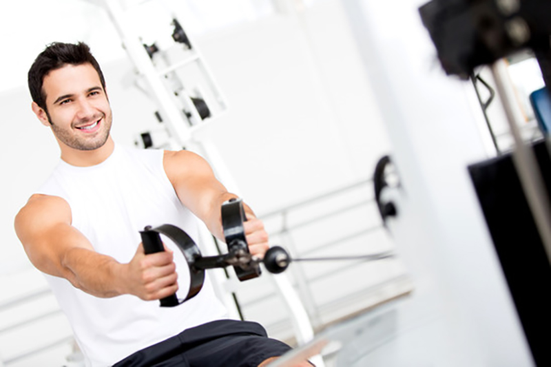 Мужчина в спортзале