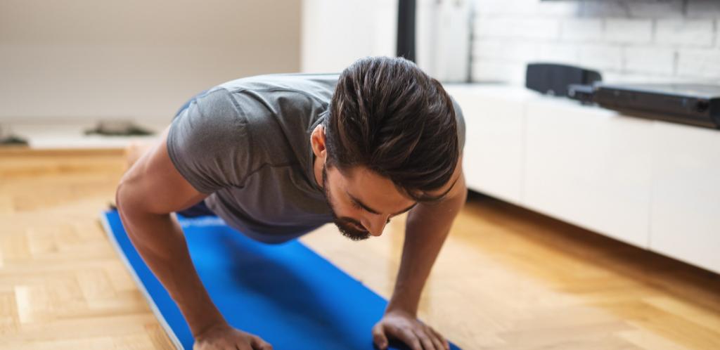 Мужчина отжимается