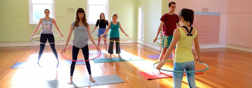 хулахуп убирает живот и бока