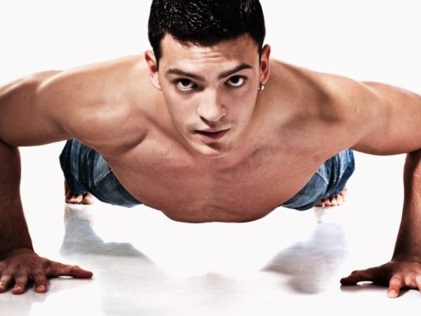 Выполнение отжиманий