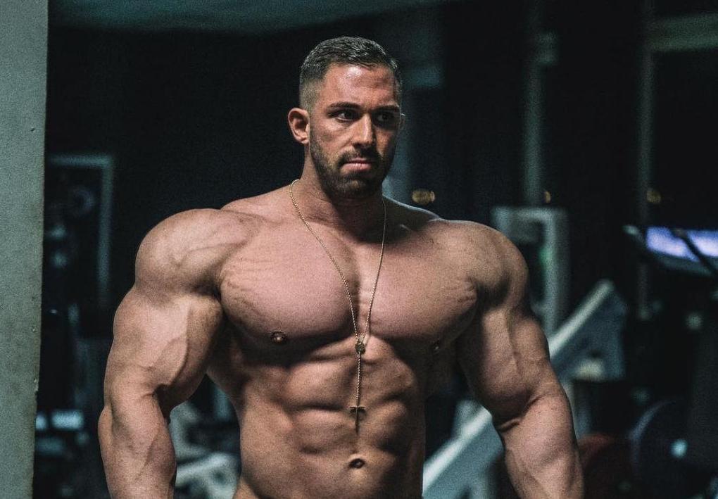 накачать грудь мужчины