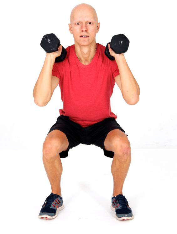 мужчина с гантелями