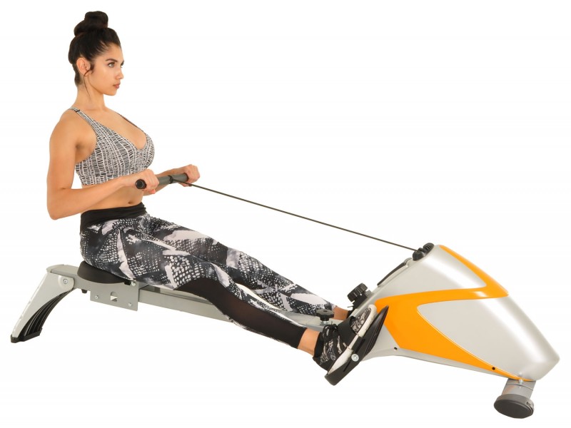 Девушка на гребном тренажере