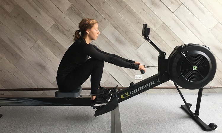 Девушка на гребном тренажере