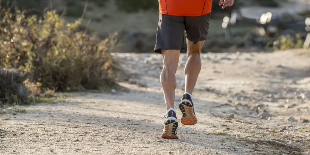 Мужчина бежит