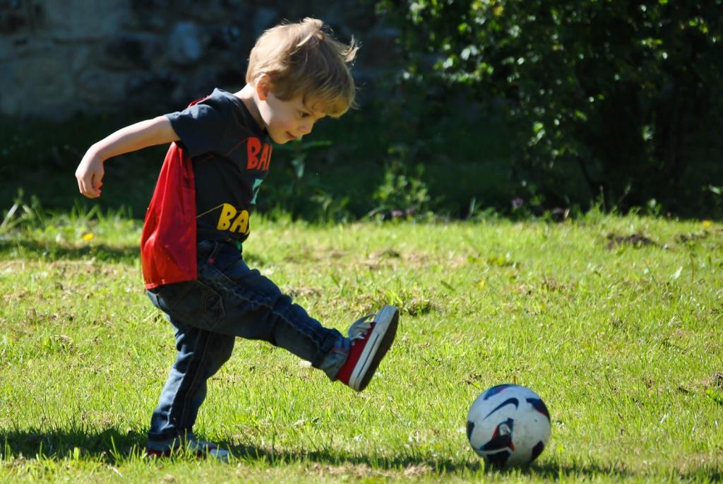 Как правильно играть в футбол