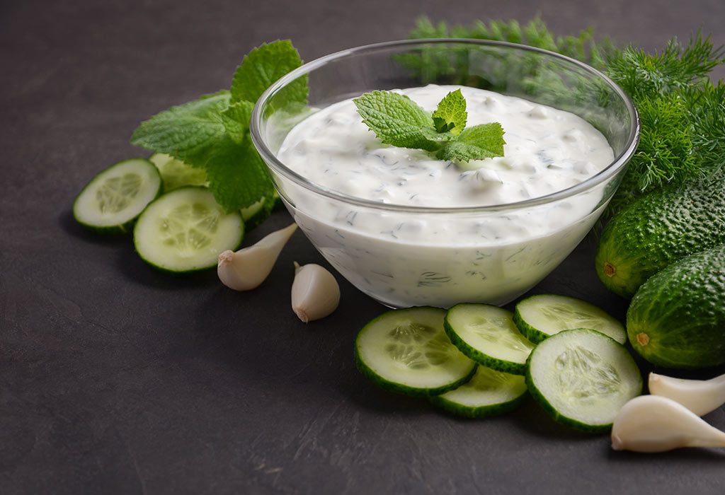 Маска из огурцов и кефира.