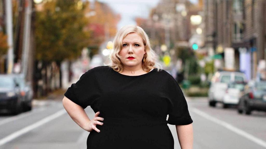 Толстая девушка на улице.