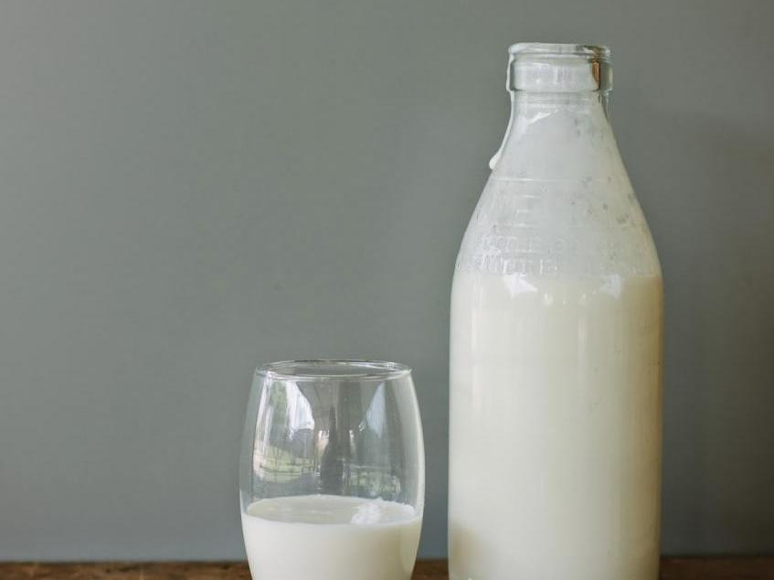 Кефир в стеклянной бутылке