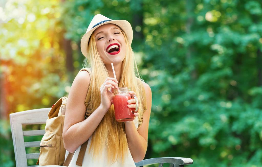 Девушка наслаждается смузи