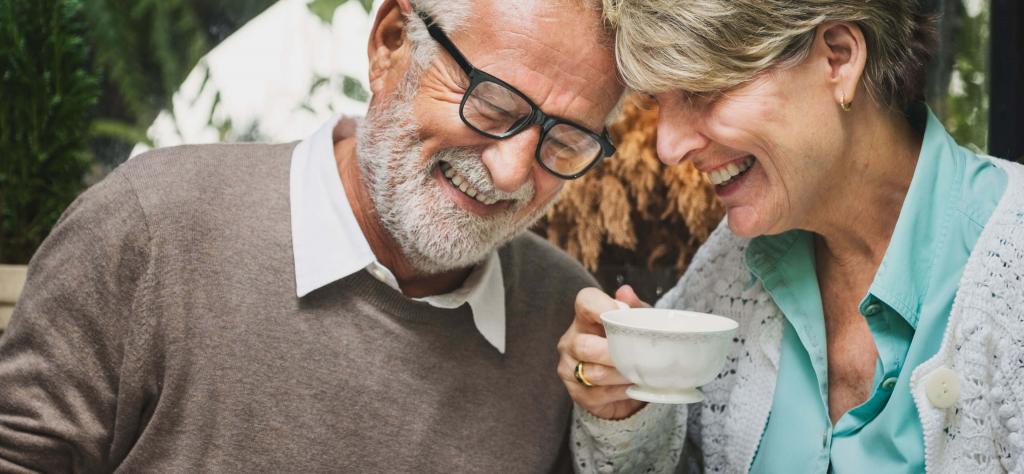 Старики пьют чай.