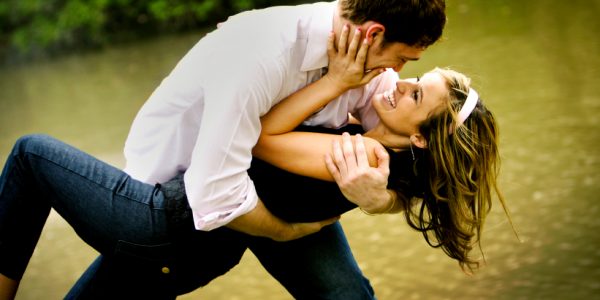 Обнимаются мужчина и женщина