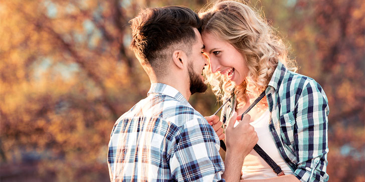 Счастливая девушка рядом с парнем