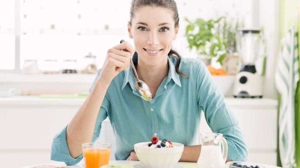 девушка ест полезную пищу