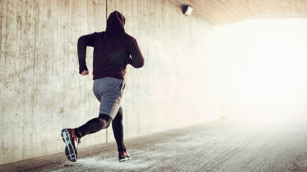 Мужчина бежит