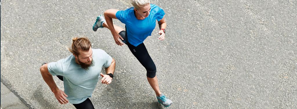 Парень и девушка бегают