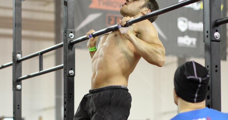 подтягивания на ширине плеч