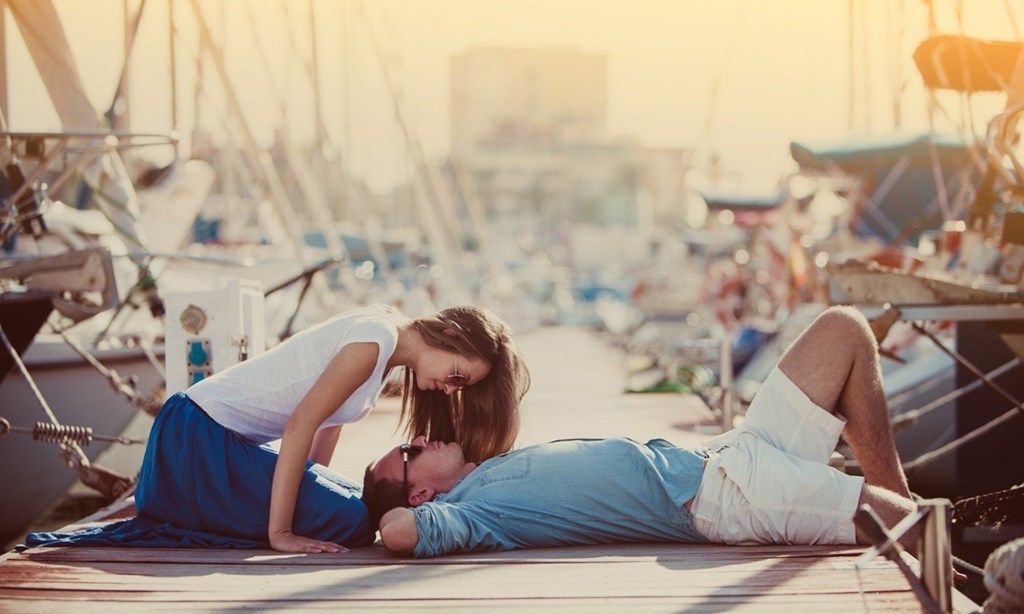 Влюбленная пара на пирсе.