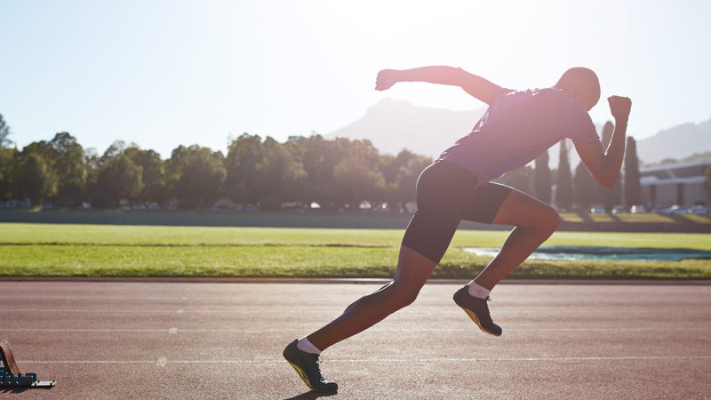 Спортсмен бегает