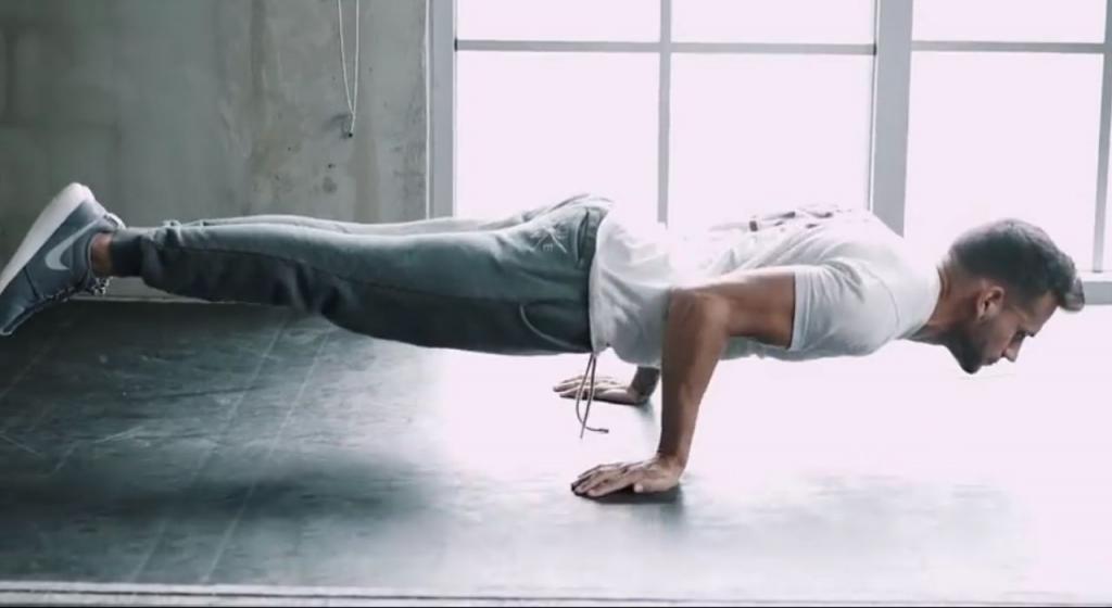 Стойка под 90° (скриншот из видео)