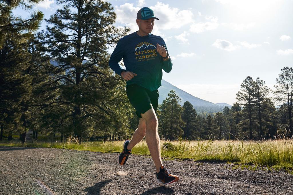 бег по лесной тропе