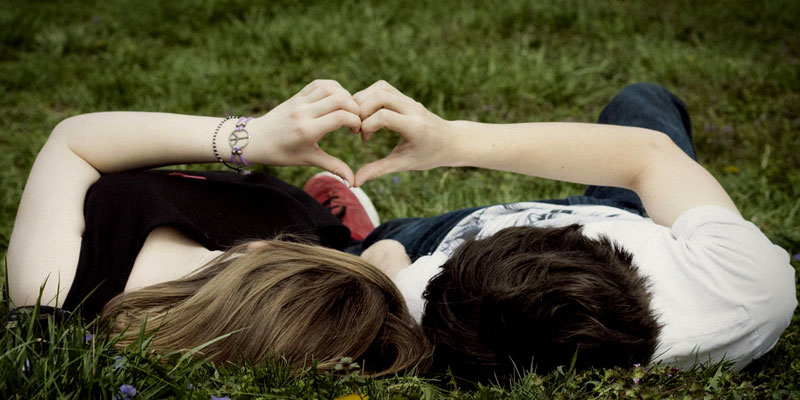 Пара лежит на траве