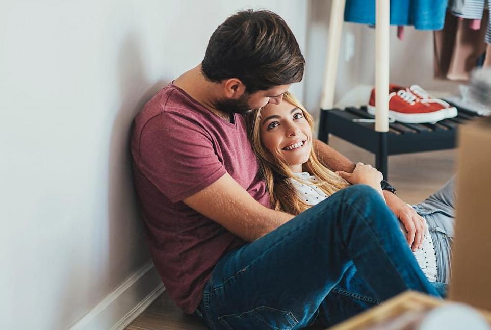 Влюбленные обнимаются