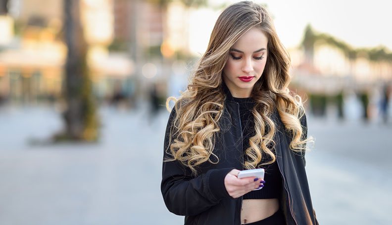 Девушка смотрит в телефон