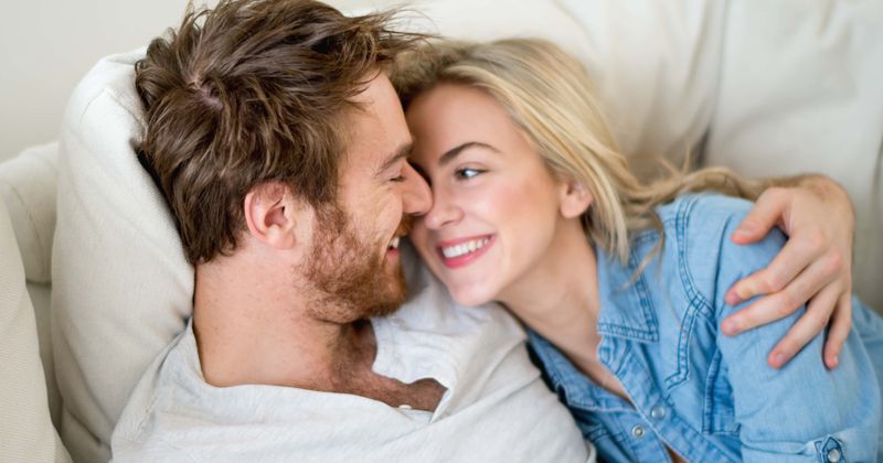 Парень обнимает девушку