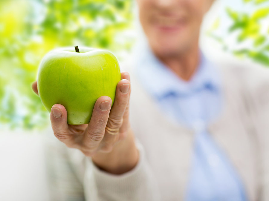 Яблоко в руке