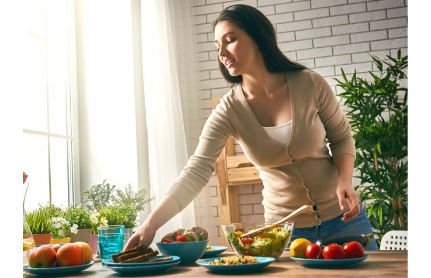 Девушка готовит