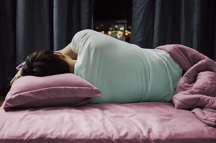 мужчина спит на боку