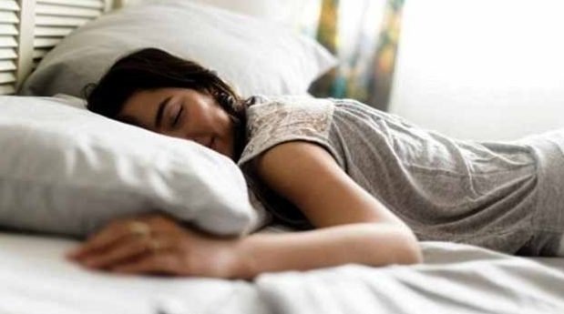 спит на животе