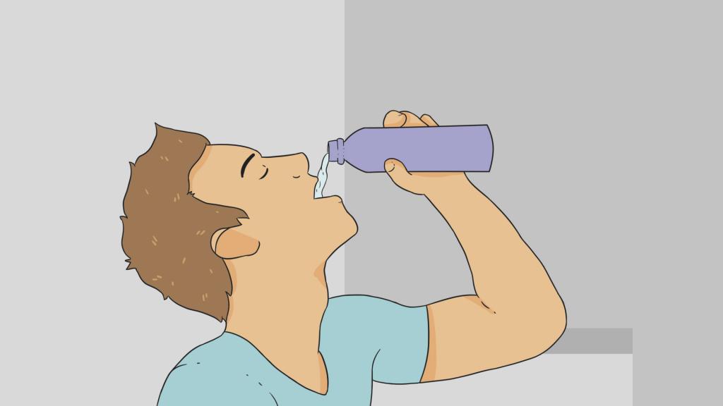 мужчина пьет воду