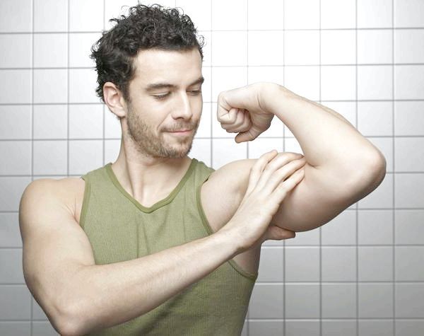 Как накачать бицепс гантелями