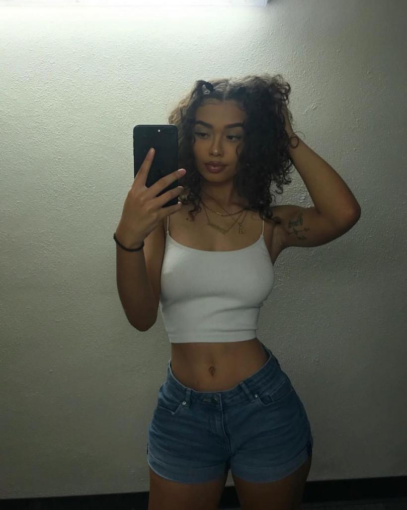 Девушка с тонкой талией 90-60-90