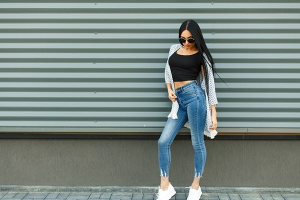 Девушка 90-60-90 в джинсах