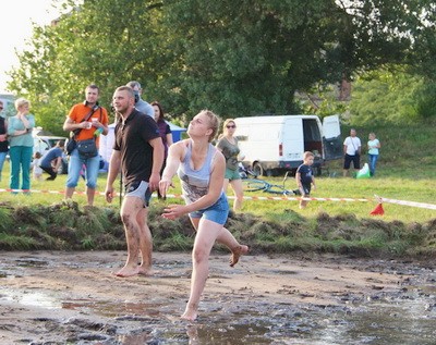 Podacha v bolotnom voleibole